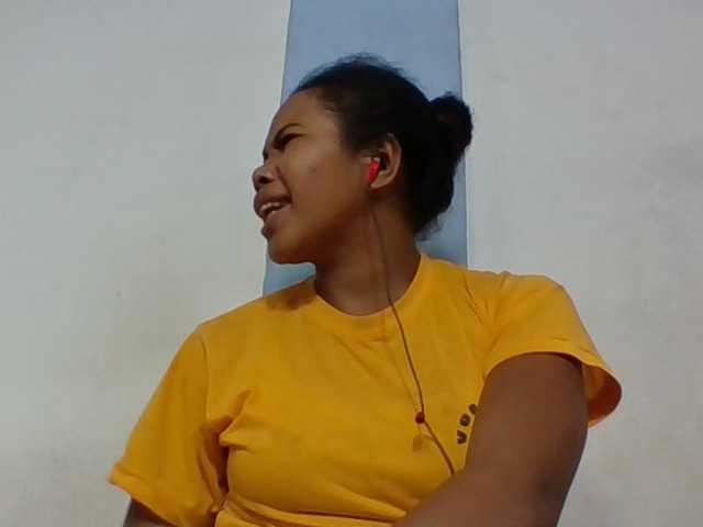 Juliah1a live cam on BongaCams