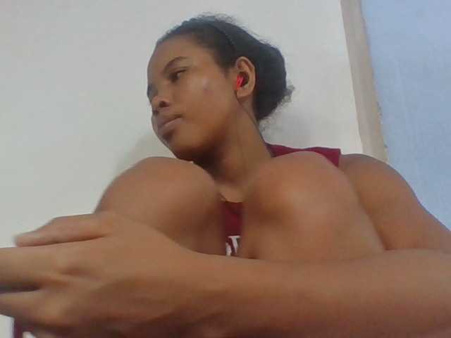 Juliah1a live cam on BongaCams