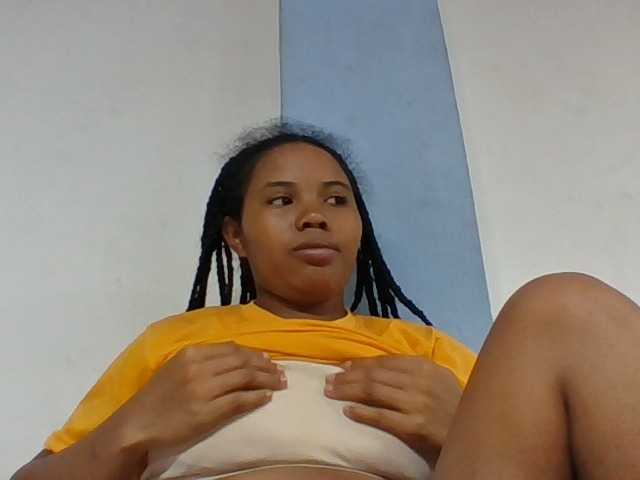 Juliah1a live cam on BongaCams