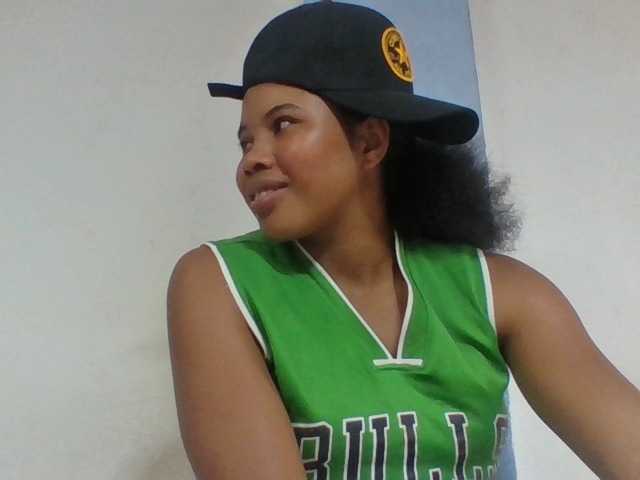Juliah1a live cam on BongaCams