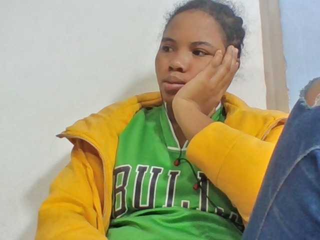 Juliah1a live cam on BongaCams