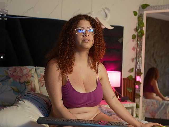 HoneyHips live cam on BongaCams