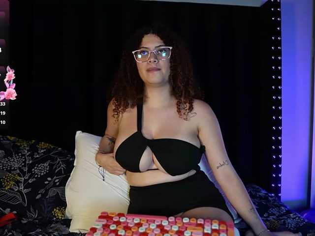 HoneyHips live cam on BongaCams