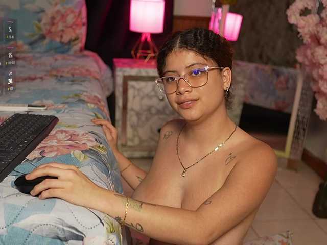 HoneyHips live webcam show