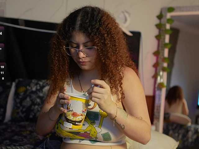 HoneyHips live webcam show