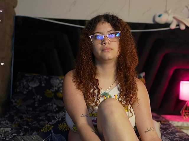 HoneyHips live webcam show