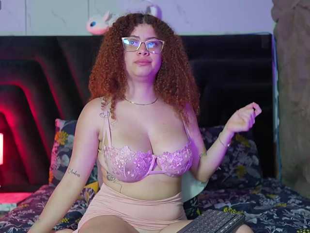 HoneyHips live cam on BongaCams