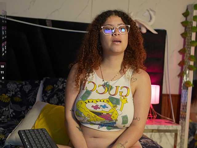 HoneyHips live cam on BongaCams