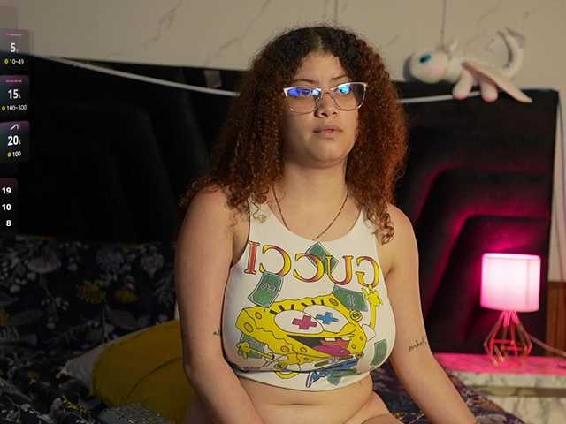 HoneyHips live webcam show