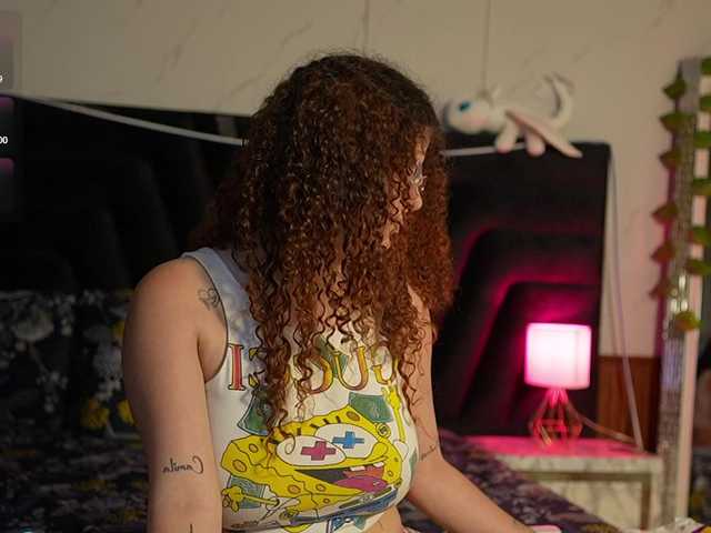 HoneyHips live webcam show