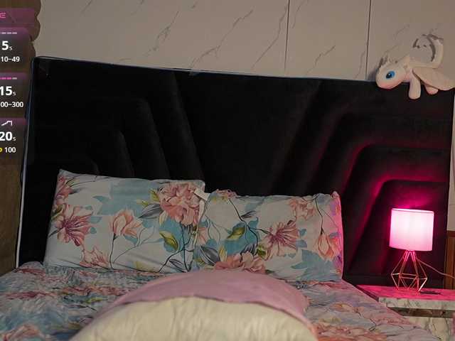 HoneyHips live webcam show