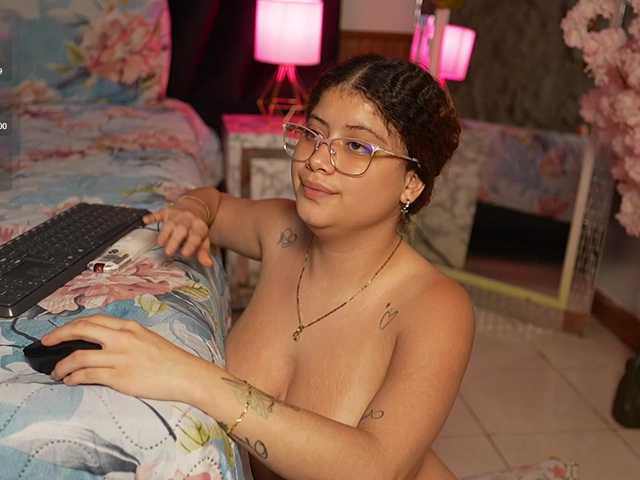 HoneyHips live cam on BongaCams