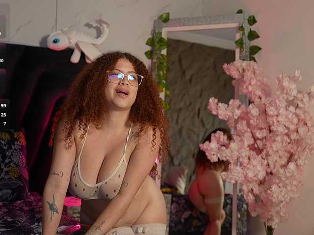 HoneyHips live cam on BongaCams