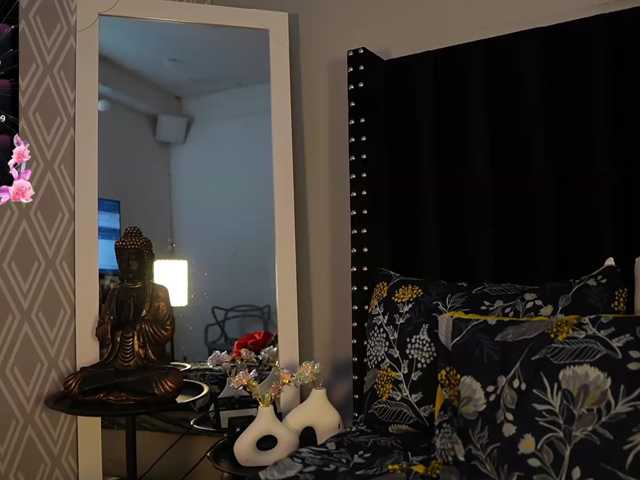HoneyHips live cam on BongaCams