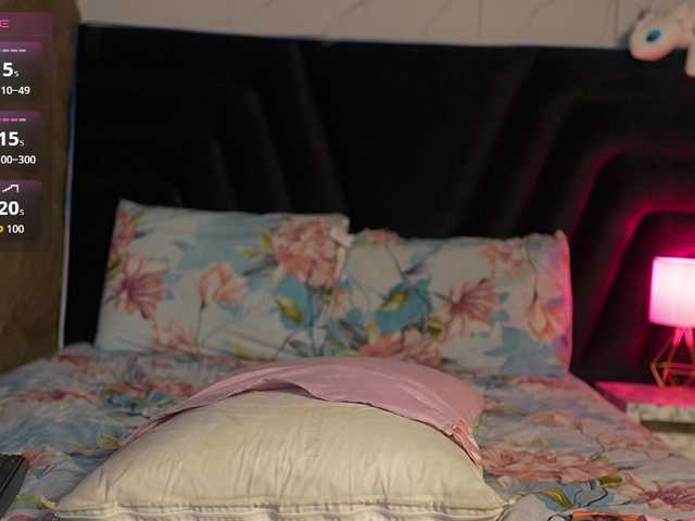 HoneyHips live webcam show