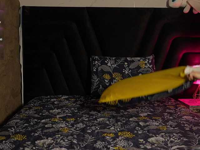 HoneyHips live webcam show