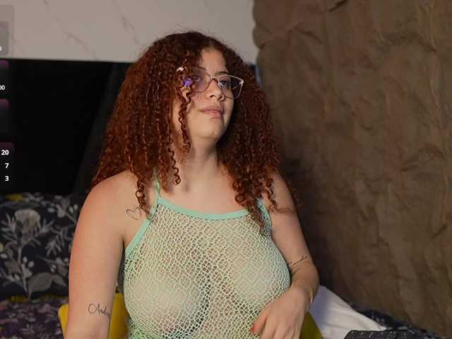 HoneyHips live cam on BongaCams