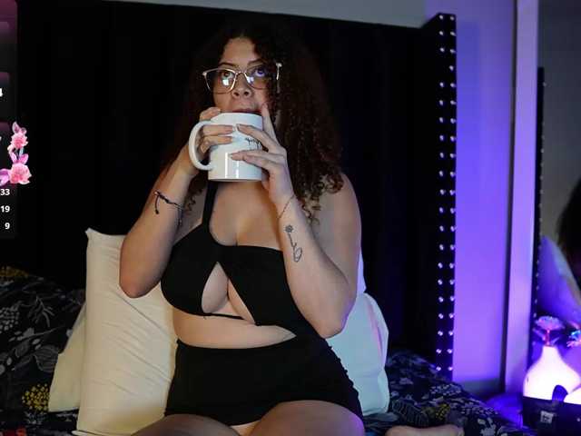 HoneyHips live cam on BongaCams