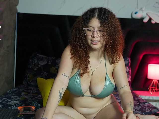 HoneyHips live webcam show