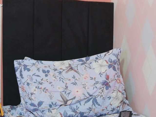 HoneyHips live cam on BongaCams