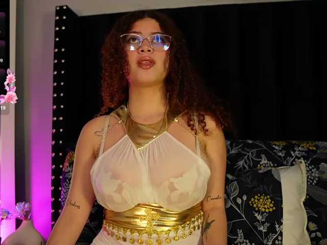 HoneyHips live cam on BongaCams