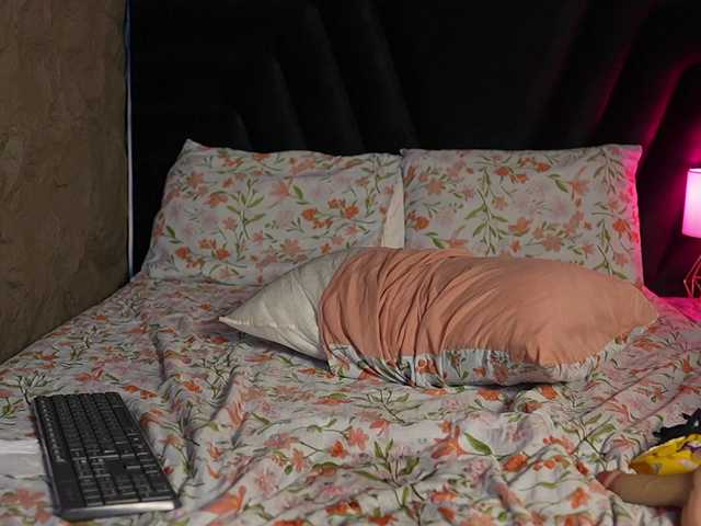 HoneyHips live webcam show