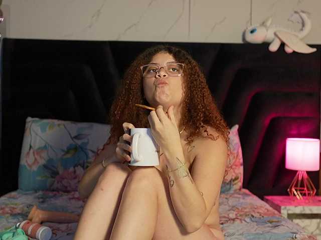 HoneyHips live cam on BongaCams
