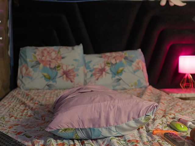 HoneyHips live cam on BongaCams