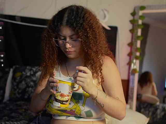 HoneyHips webcam