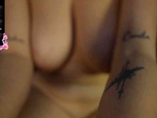 HoneyHips webcam