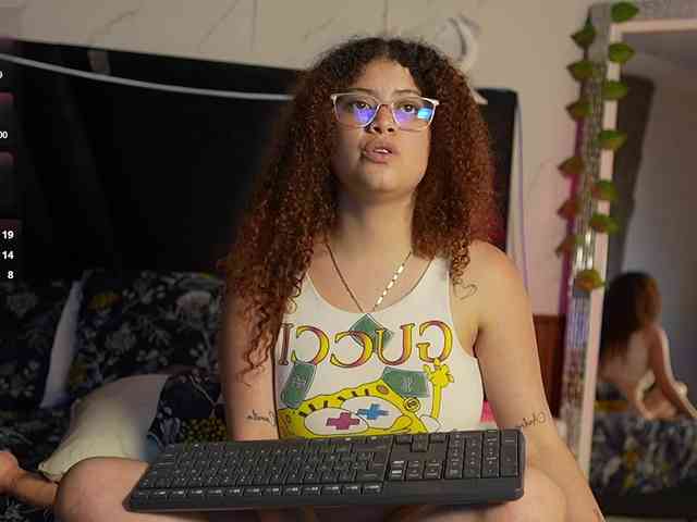 HoneyHips webcam