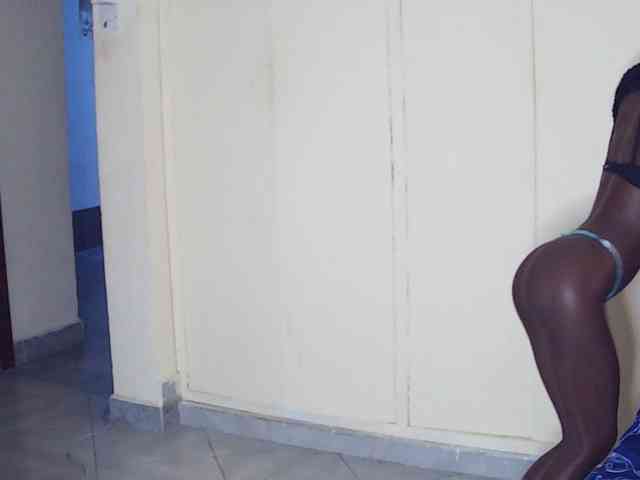 LupitaLyon webcam