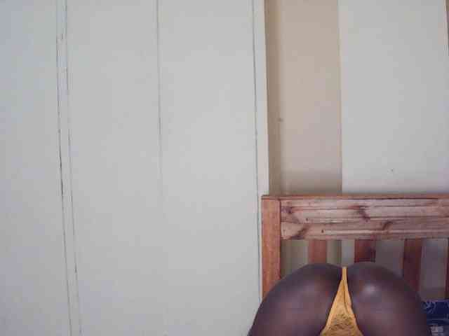 LupitaLyon webcam