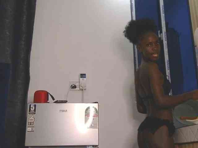 LupitaLyon webcam