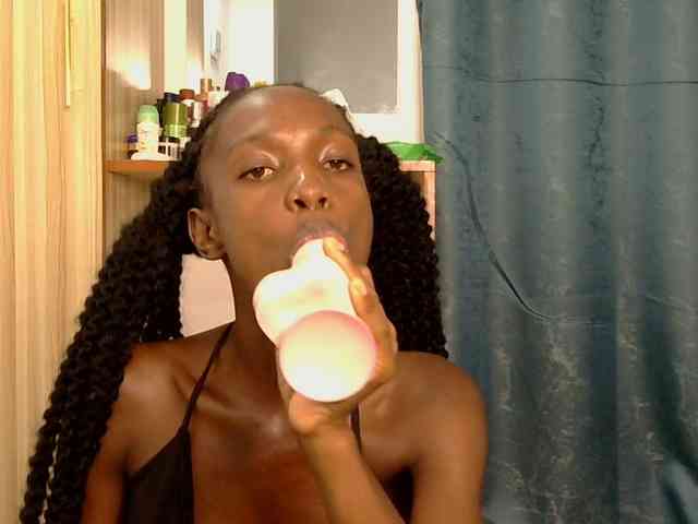 LupitaLyon webcam