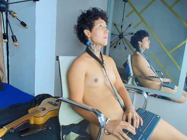 ZoeXOX Nude Live Sex Shows