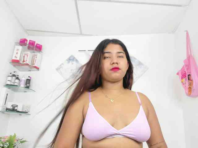 curvylattina's live room