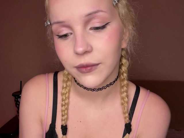 kittywhite's BongaCams show and profile