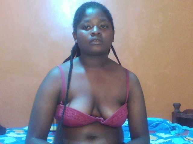 le modèle Prettysash est en webcam porno dans un show sur le site bongacams, il possède les tags suivants: Ebony,Brunette,Shaved