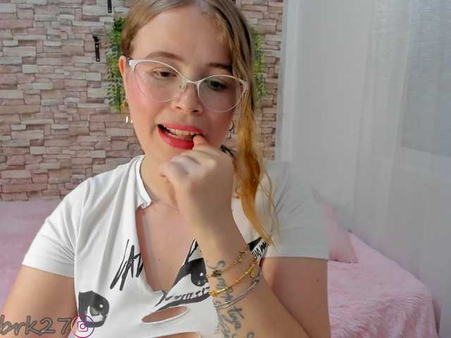 zoe-brk live cam on BongaCams