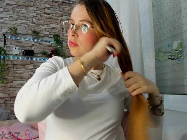 zoe-brk live cam on BongaCams