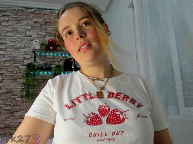 zoe-brk live cam on BongaCams
