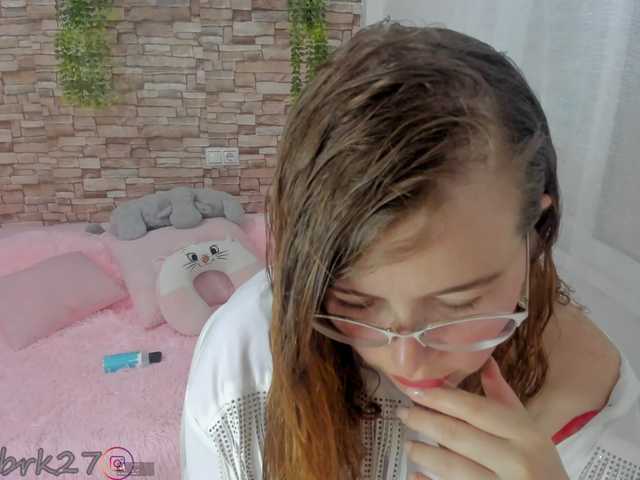 zoe-brk live cam on BongaCams