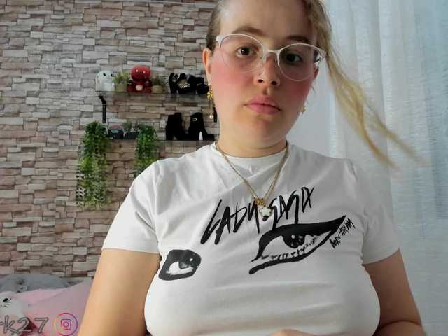 zoe-brk live cam on BongaCams