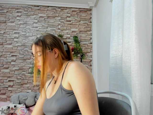 zoe-brk live cam on BongaCams
