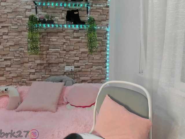 zoe-brk live cam on BongaCams