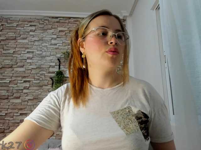 zoe-brk live cam on BongaCams