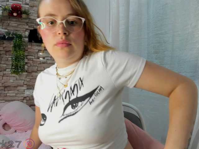 zoe-brk live cam on BongaCams