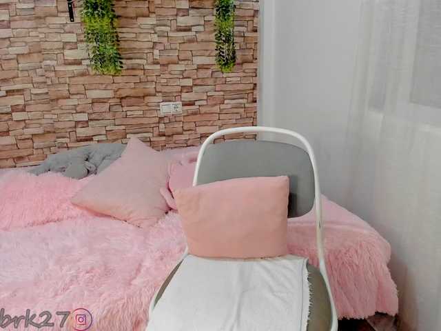 zoe-brk live cam on BongaCams