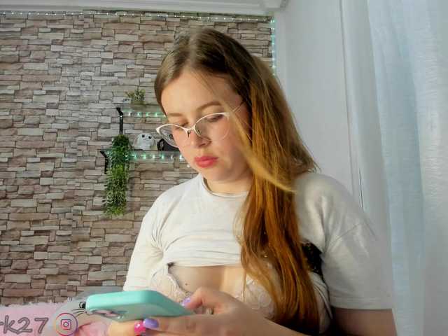 zoe-brk live cam on BongaCams